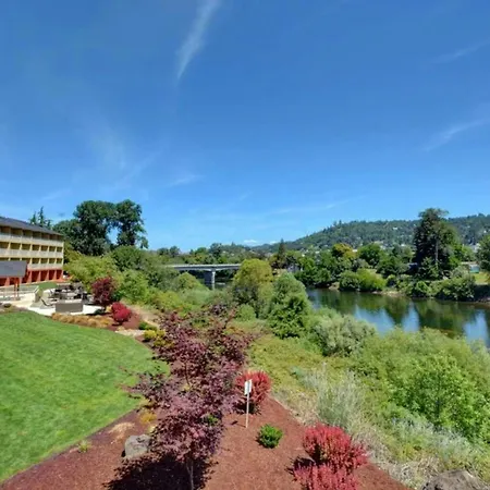 The Lodge At Roseburg-3